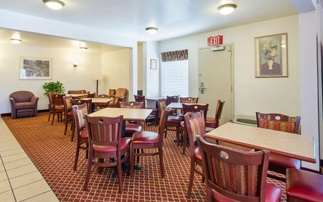 Econo Lodge Inn and Suites