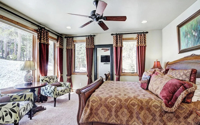 Lofty Fox Villa by RedAwning