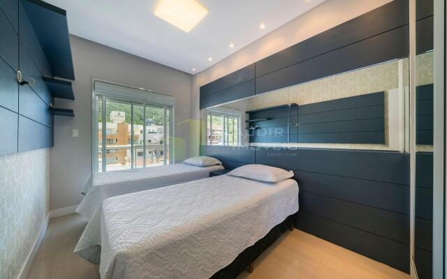 303M - Luxuoso apartamento poucos metros do mar em Bombas