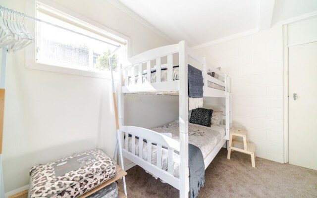 Fantail 2 Bedroom Unit walk to Beach & Park