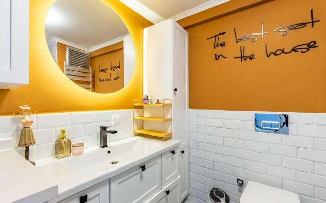 Stylish Apartment in Moda near Popular Attractions with Balcony