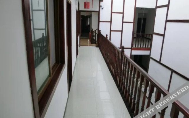 Huanglongxi Longyue Inn