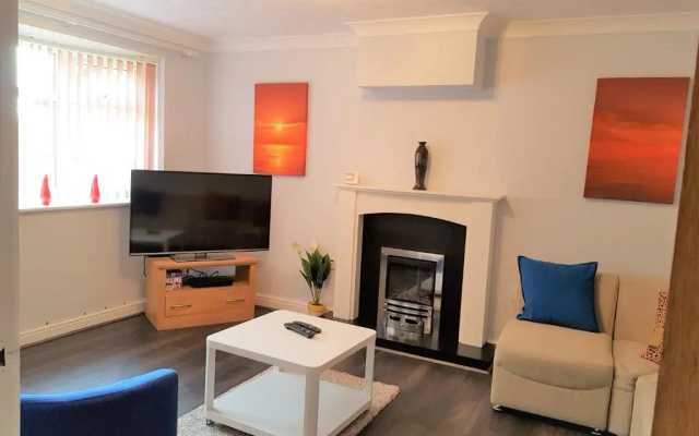 Penllech House - Huku Kwetu Notts - 3 Bedroom Spacious Lovely and Cosy with a Free Parking- Affordable and Suitable to Group Business Travellers