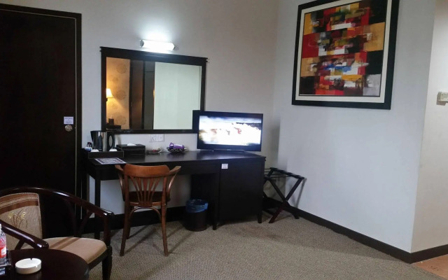 Carlton Holiday Hotel & Suites