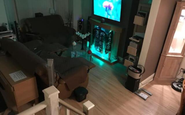 Private King En-Suite bedroom close to MediaCityUK/Old Trafford