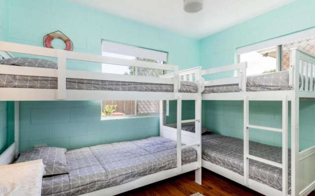 Charm and Comfort in this Ground floor unit with water views! Welsby Pde, Bongaree – Guest Rooms – Bongaree
