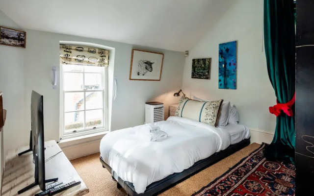 The Kensington Gatehouse - by Out of Office Lifestyle