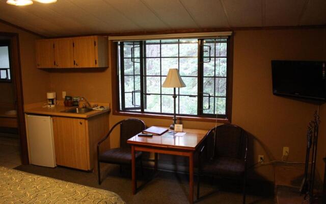 Sunwapta Falls Rocky Mountain Lodge