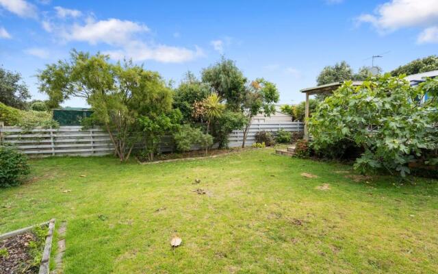 The Wee Blue Bach - Waikanae Beach Holiday Home