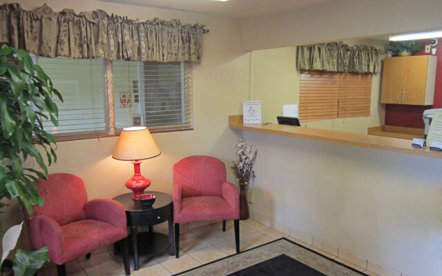 HomeTowne Studios by Red Roof Orlando - UCF Area