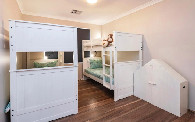 The Links - fairway views, walk to town, air-con