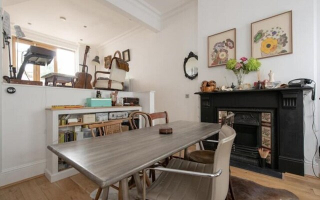 NEW Charming 1BD House With Patio in London