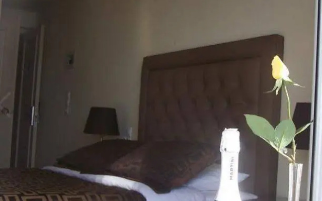 Hotel Queens Leriotis