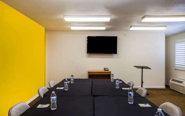 Days Inn & Suites by Wyndham Antioch