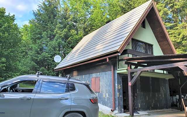 Krpáčovo, Nízke Tatry - chata na kraji lesa