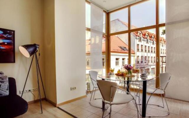 Cozy & Comfy Old Town Apartment With Balcony