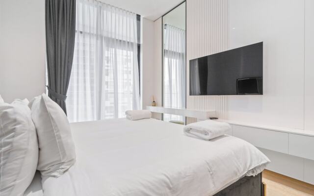 Elegant Apartment Amidst Vibrant Area with Balcony