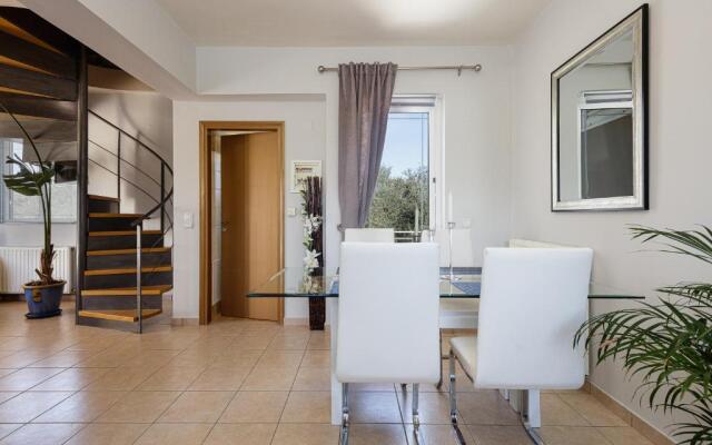 Villa Evie's -Spacious -4 apt'ς -with heated pool