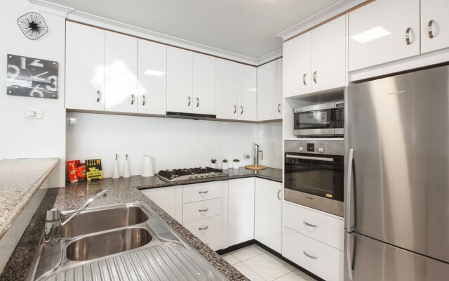 Heart of Theatre District - Pool & Gym