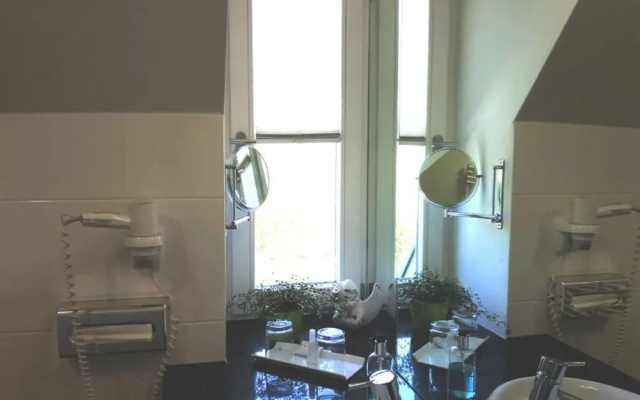 \"country House Flair\"