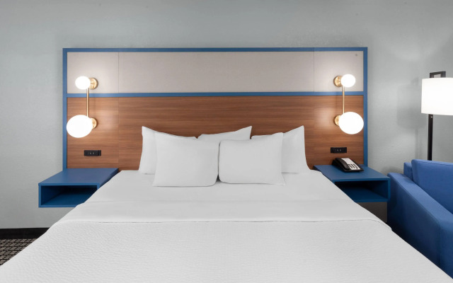 AmericInn by Wyndham Reedsburg