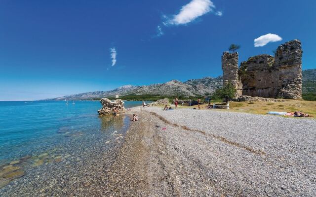 Awesome Home in Starigrad Paklenica With 1 Bedrooms