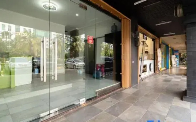 Urbanview Hotel Bizhome Artha Gading Boulevard by RedDoorz
