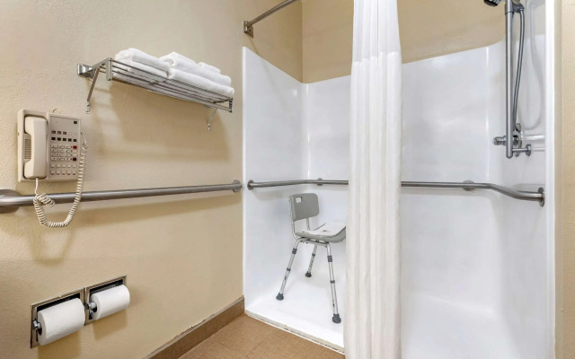 Comfort Inn & Suites Cincinnati Uptown Clifton