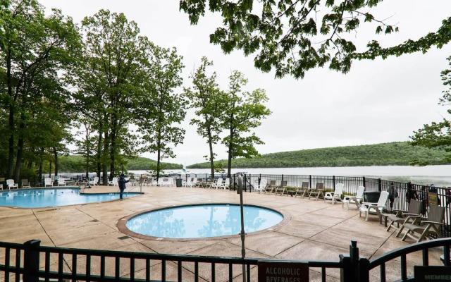 Near Skiing & Lakes: Contemporary Poconos Townhome