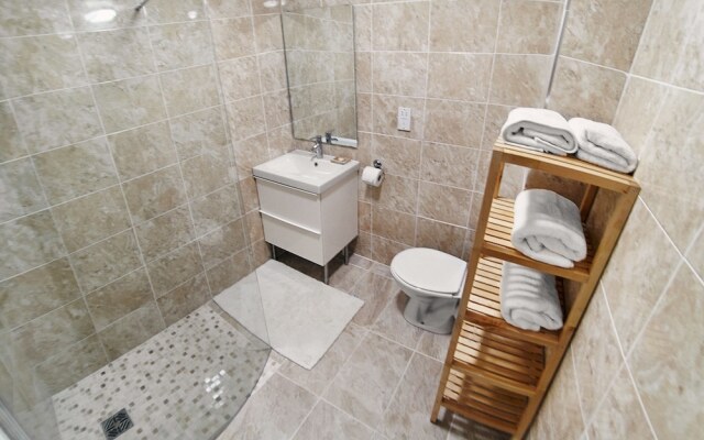 Thistle Apartments - Rose Apartment