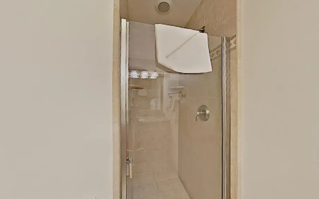 Spacious 2 Bedroom Condo with Loft! Stargazing, Quiet Neighborhood! by RedAwning
