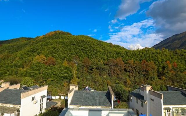 yinju renjia Hostel (South gate of the scenic area)