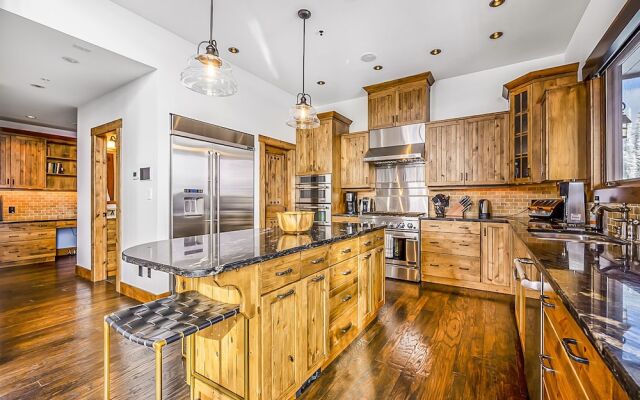 Inuksuk Lodge 4800 sq ft of Excellence