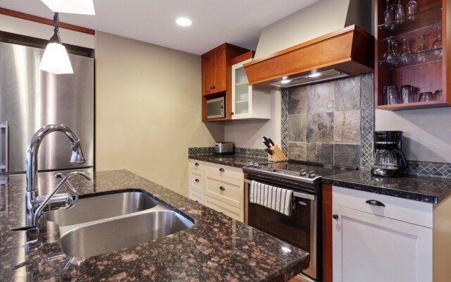 Exquisite 2BR/2BTH Luxury Condo with Mountain View