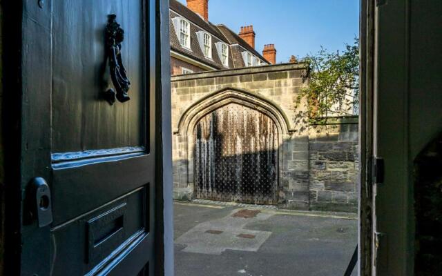 5 Precentors Court