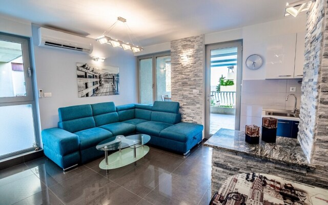 Modern apt Close to Znjan Beach, With big Terrace