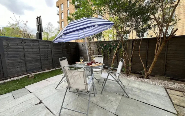 Elegant 3 Bedroom Flat with Garden Oasis