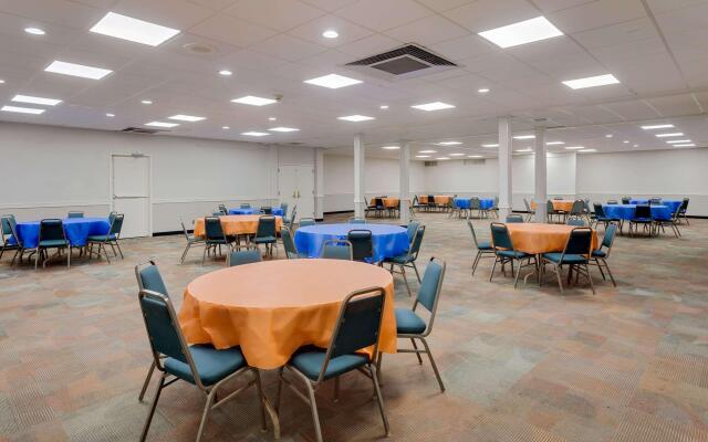 Days Inn by Wyndham Montgomery Near AUM