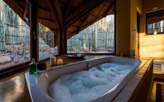 Tshwene Lodge