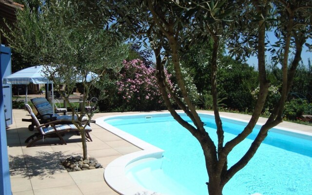 Studio in Pouydraguin, With Pool Access and Terrace