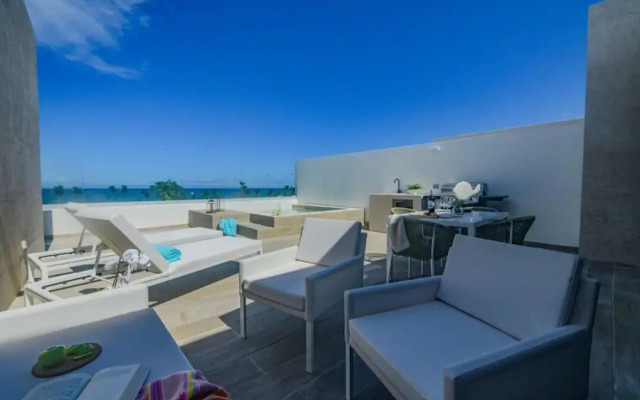 Elegant and Spacious Penthouse With Ocean View