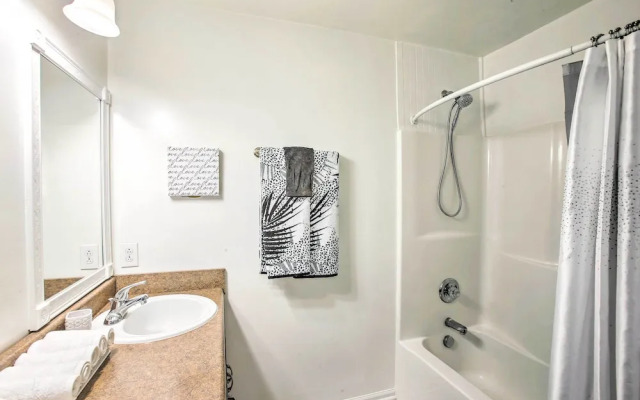 Charming Springfield Escape w/ Furnished Deck