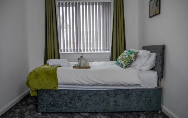 Stylish 4 Bed Apartment- Private Garden & Sleeps 8