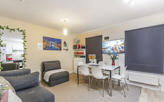 Greyhound Road Rooms
