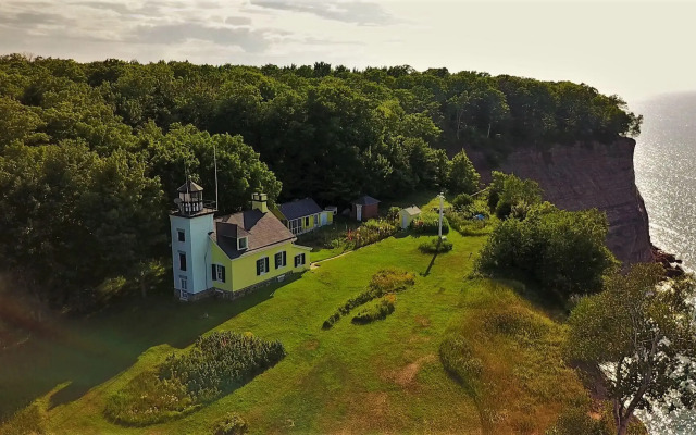 Pictured Rocks Inn & Suites