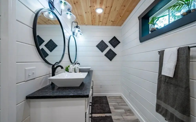 Sugar Hill Newly Remodeled includes Fully Supplied Kitchen and Hot Tub by RedAwning