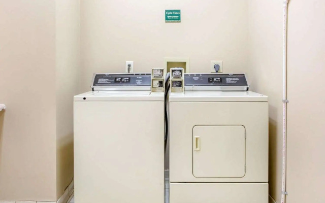 La Quinta Inn & Suites by Wyndham South Holland