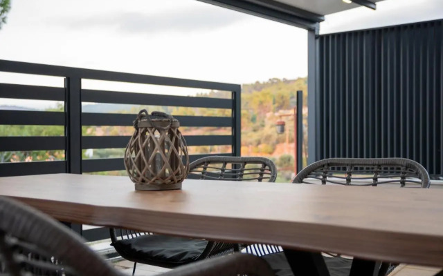 SithoniaRS Luxury Ground Floor Apartment With Private Garden