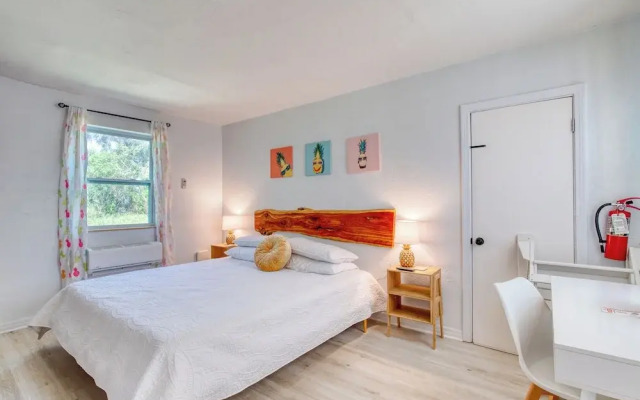 Pineapple Shores Retro Inn