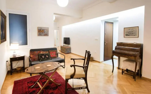 Elegant 3 bd apt, in the most prestigious area.